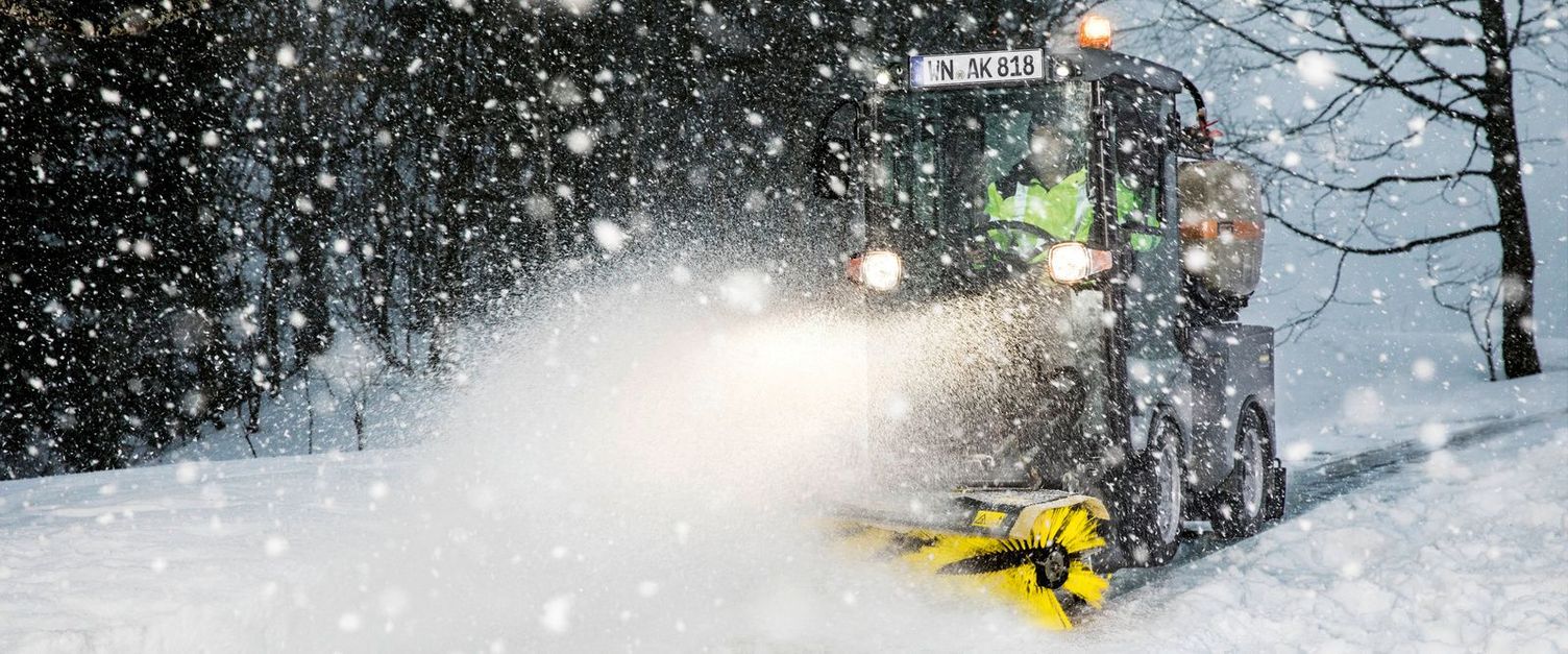 Kärcher Municipal machine being used in the snow