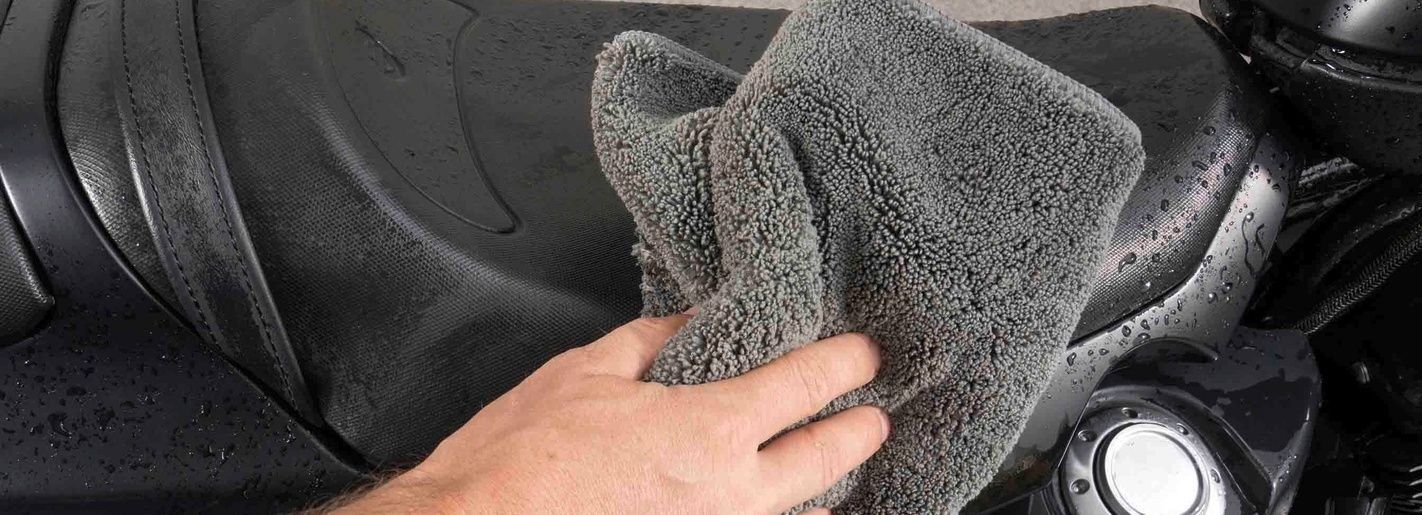 Dry the motorcycle Motorcycle is dried with a soft microfibre cloth from Kärcher
