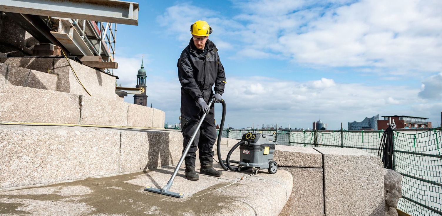 Person cleans monument using Kärcher wet and dry vacuum cleaner