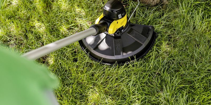 Detail: the plant guard of the Kärcher battery-powered lawn trimmer protects plants