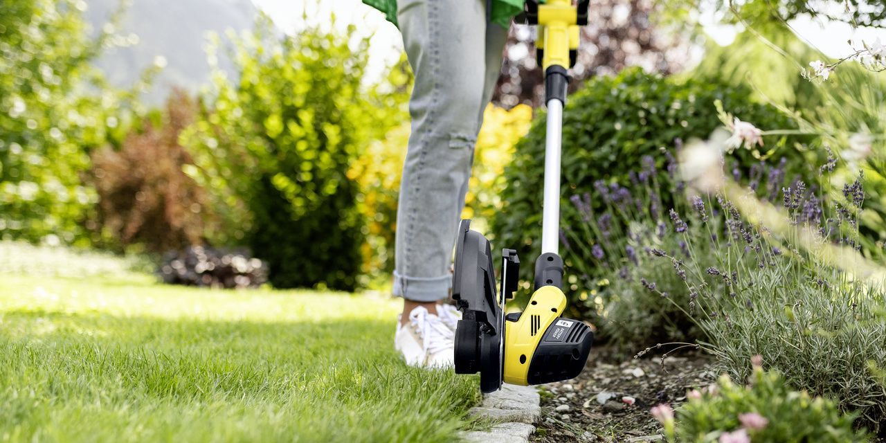 Lateral: View of the Kärcher battery-powered lawn trimmer in action
