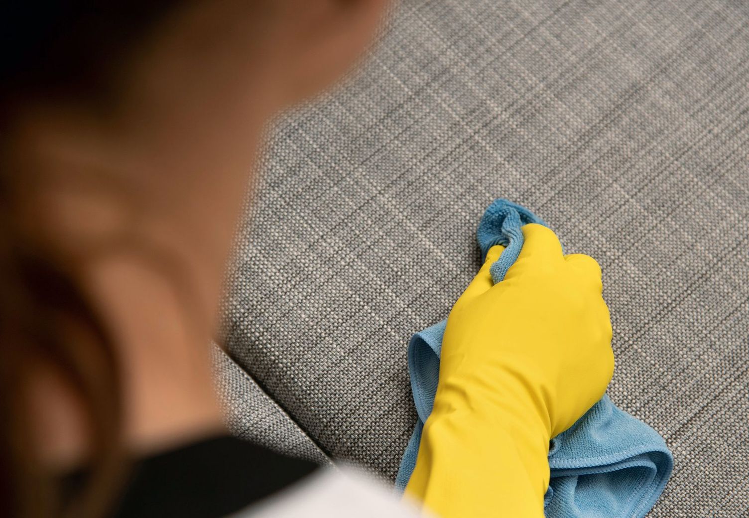 Spot removal of stains with a microfibre cloth Spot removal of stains with a Kärcher microfibre cloth