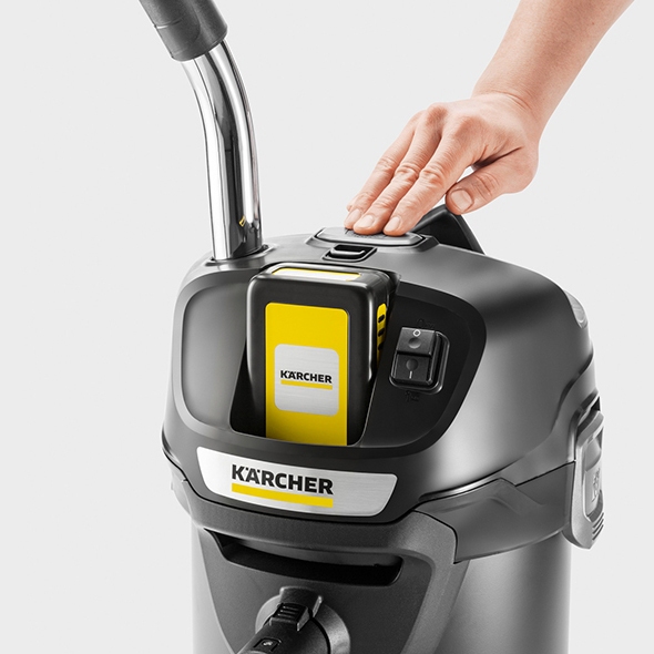 Pushing the reoBoost button to enhance the suction power at the ash vacuum cleaner