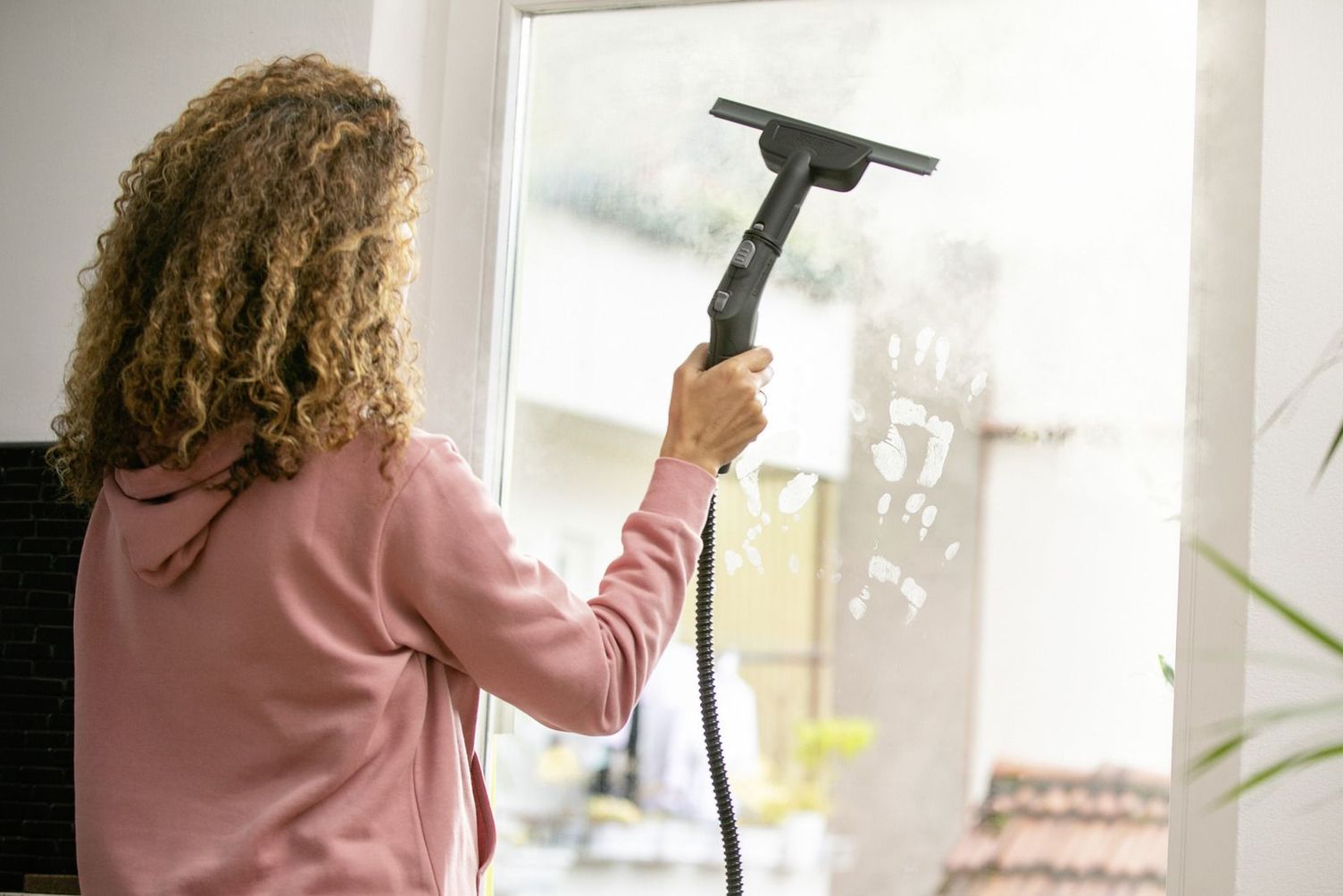 Cleaning windows with Kärcher's steam cleaner