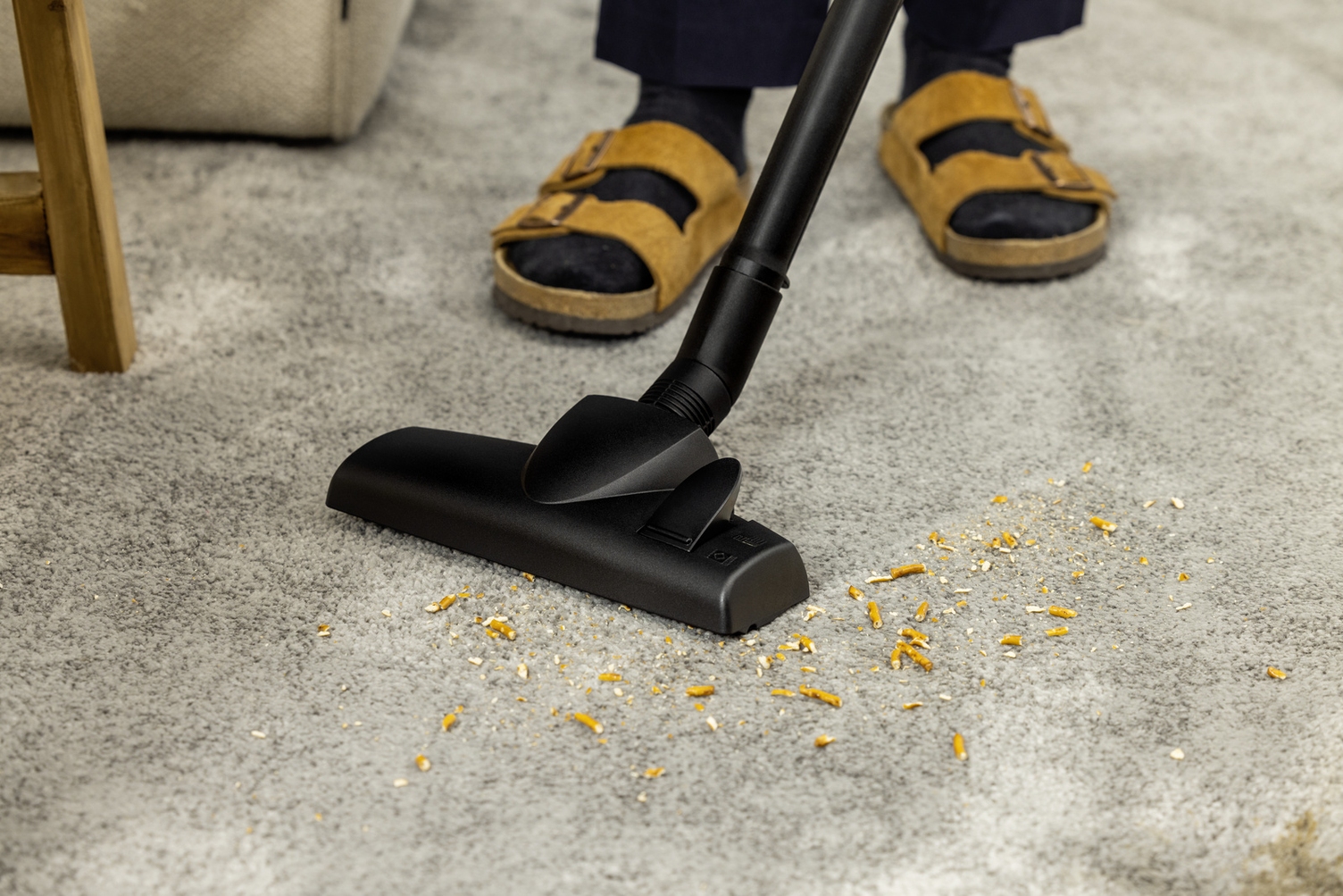 Cleanin a carpet with the ergonomic floor nozzle for spray extraction cleaners