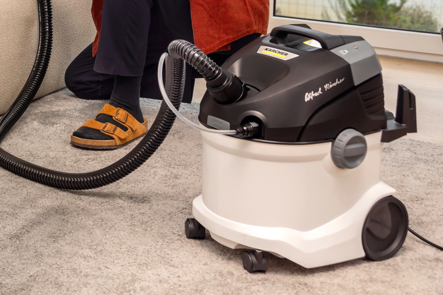 Spray extraction Cleaner with carrying handle for an easy transport