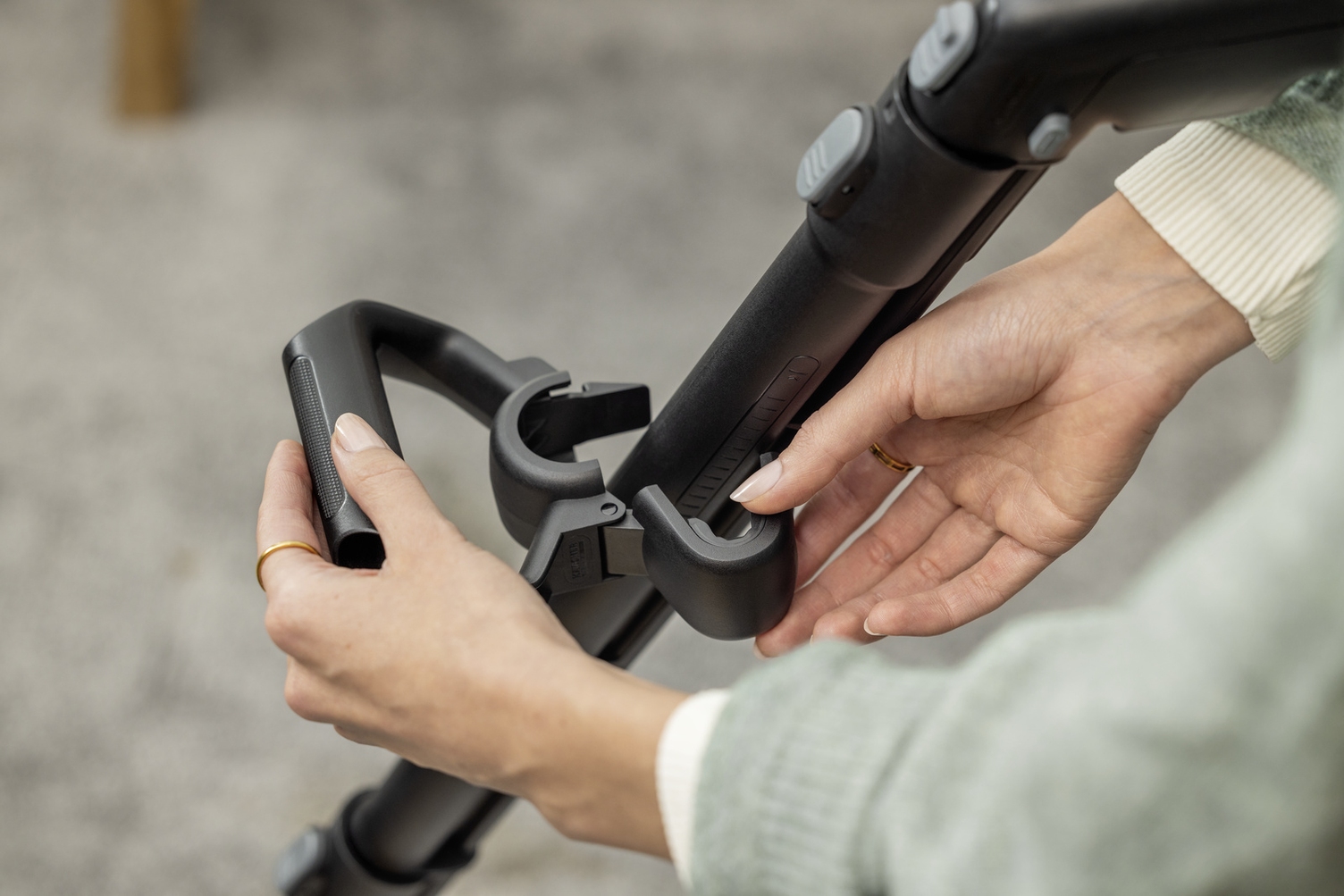 height-adjustable handle for two-handed spray extraction cleaning