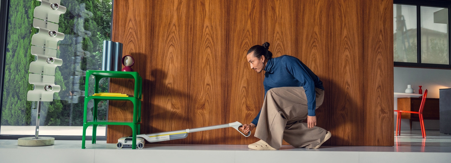 Signature Line product range Person cleaning the living room with a Kärcher floor cleaner