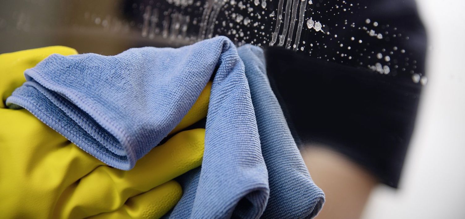 Cleaning mirrors with a microfibre cloth Cleaning mirrors with a Kärcher microfibre cloth