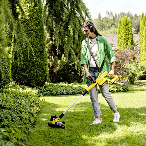 easy trimming with the adjustable shoulder strap for the lawn trimmer