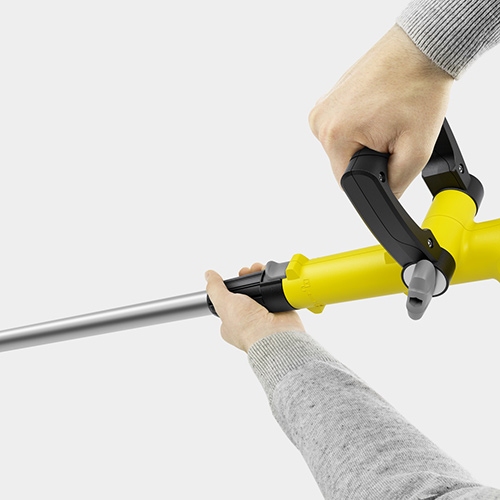 Pulling out the telescopic handle at te lawn trimmer