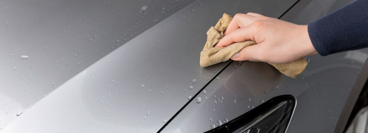 Dry car with leather cloth Car is dried with a leather cloth