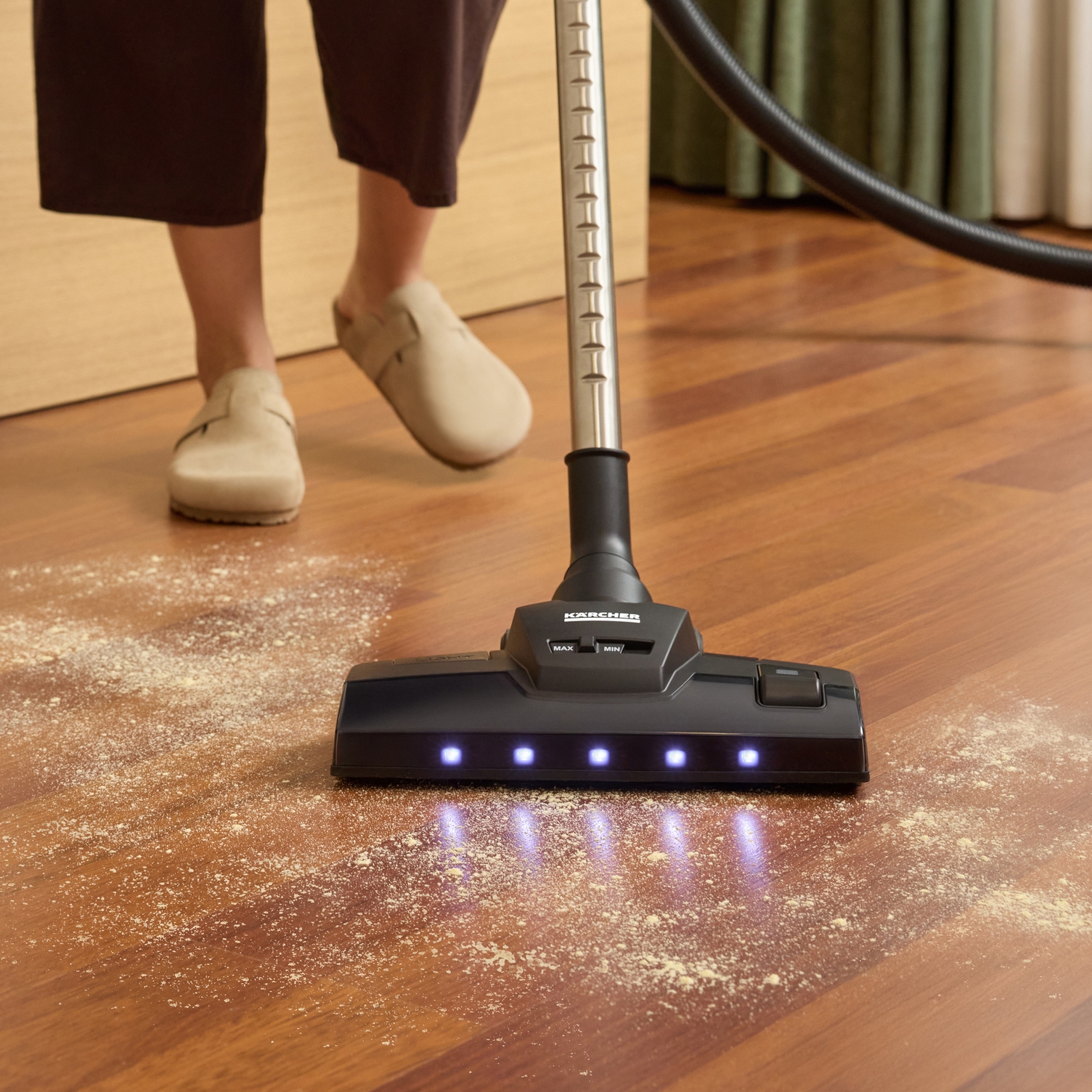 Kärcher Vacuum cleaner with bag cable rewind