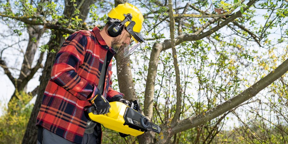 Cutting protection equipment when cutting trees Cutting protection equipment when cutting trees with the Kärcher battery chain saw