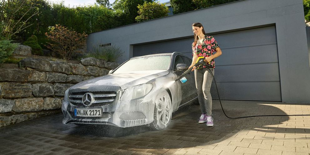Apply cleaner Kärcher tip: Apply cleaner to car