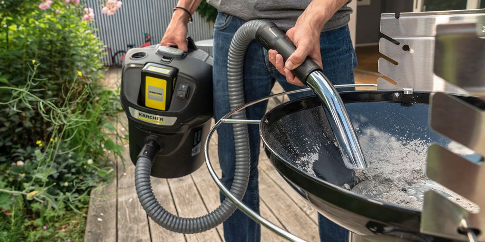 Man vacuums his barbecue with the Kärcher ash and dry vacuum cleaner