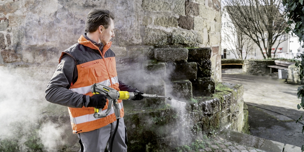 Municipal cleaning with a high-pressure cleaner