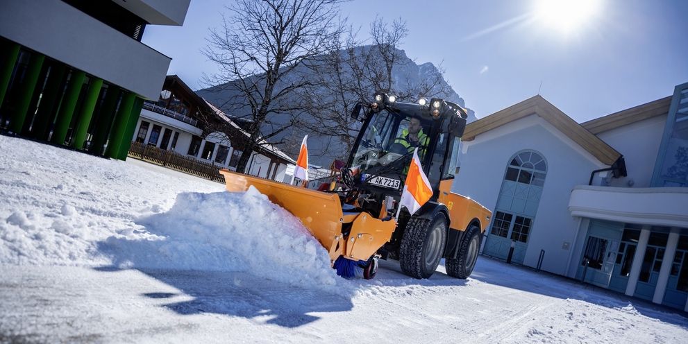 Winter service with the implement carrier
