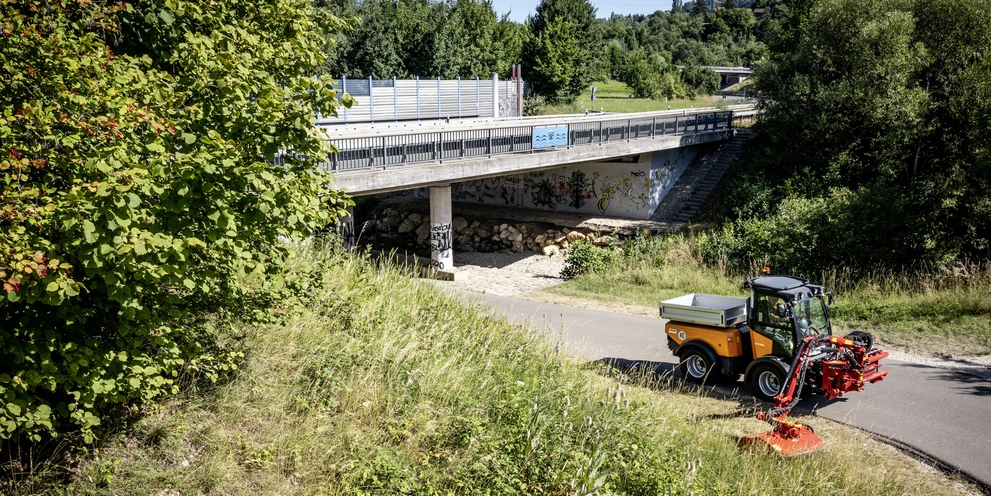 Green space maintenance with the implement carrier