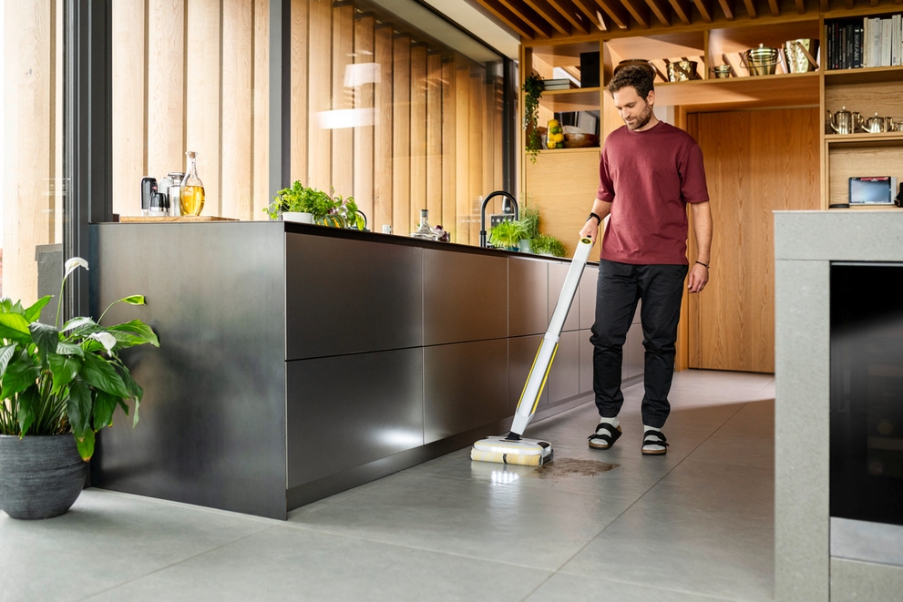 Cleaning tiles with the Kärcher floor cleaner