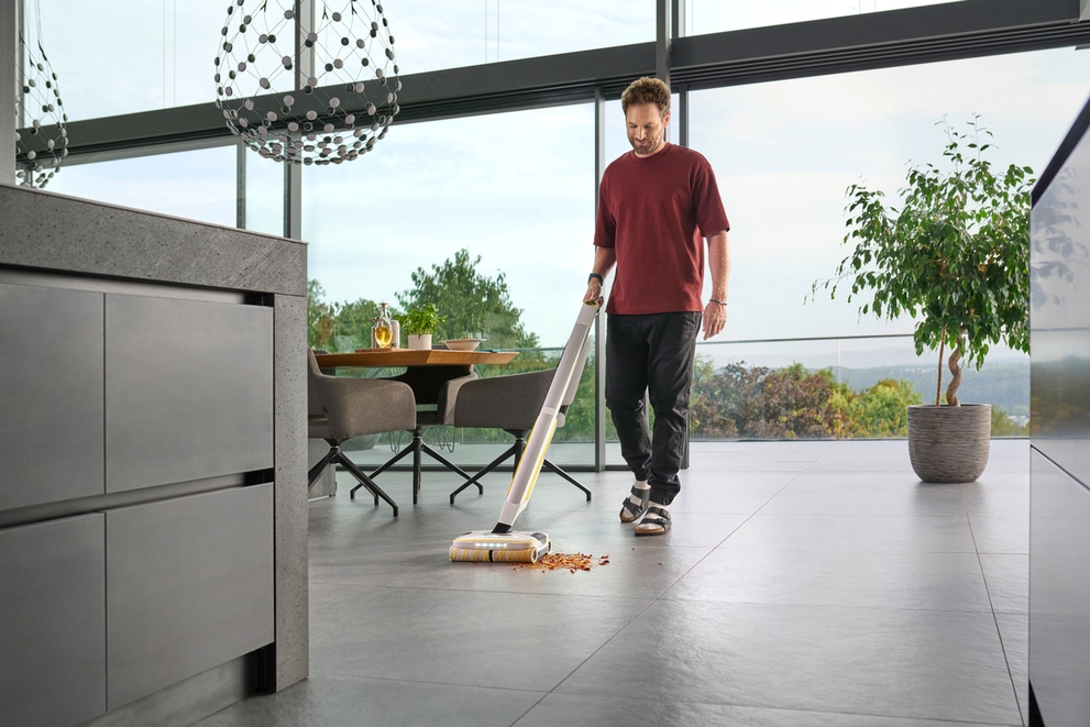Cleaning kitchen tiles with the Kärcher floor cleaner
