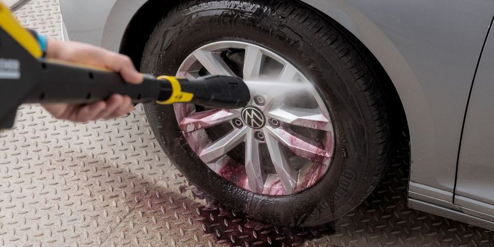 Rinse rim and remove coarse dirt Rim is rinsed with Kärcher pressure washer