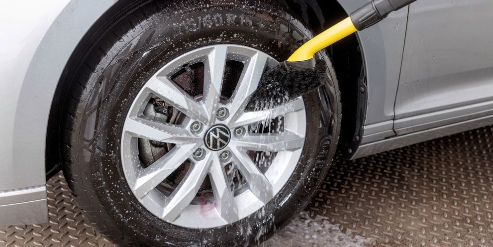 Clean rim with wheel washing brush Clean rim with Kärcher wheel wash brush