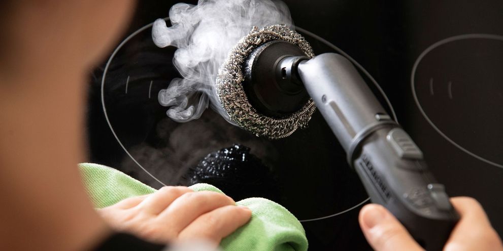 Cleaning the hob with a steam cleaner Cleaning the hob with a Kärcher steam cleaner