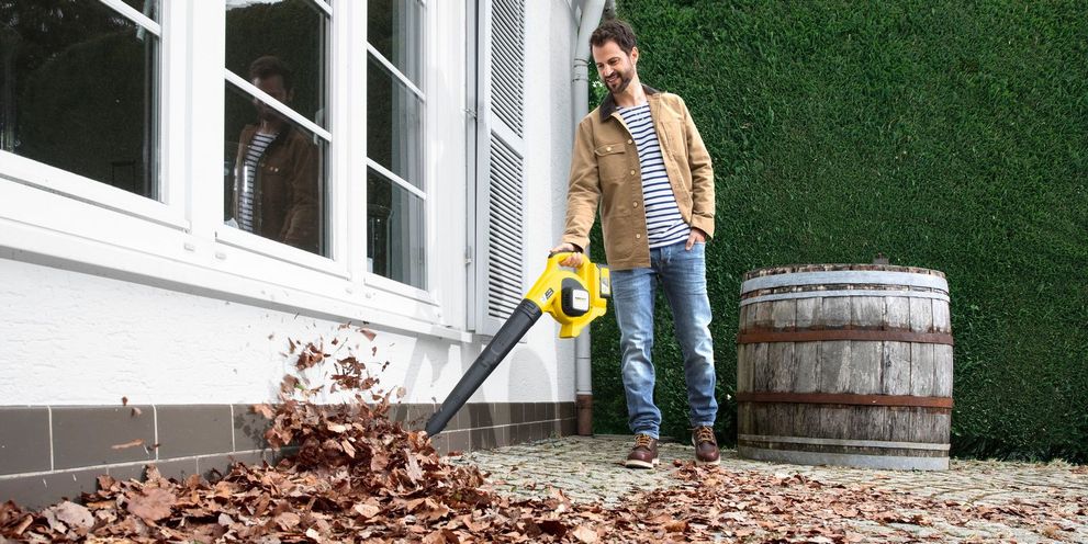 Clearing leaves with Kärcher tips