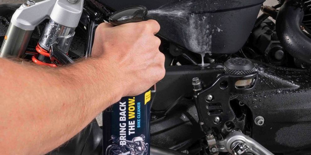 The body is sprayed with the bike cleaner Motorcycle is sprayed with Kärcher Bike Cleaner