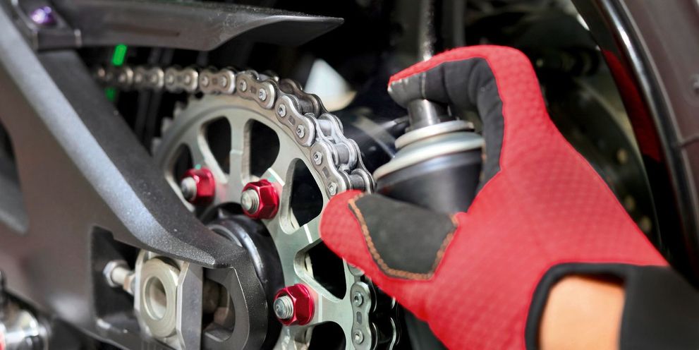 Clean the motorcycle chain with chain spray Kärcher: Clean the motorcycle chain with chain spray
