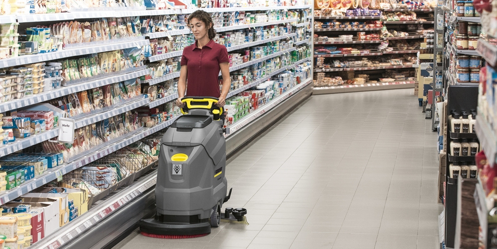 Cleaning aisles and shelves with Kärcher devices