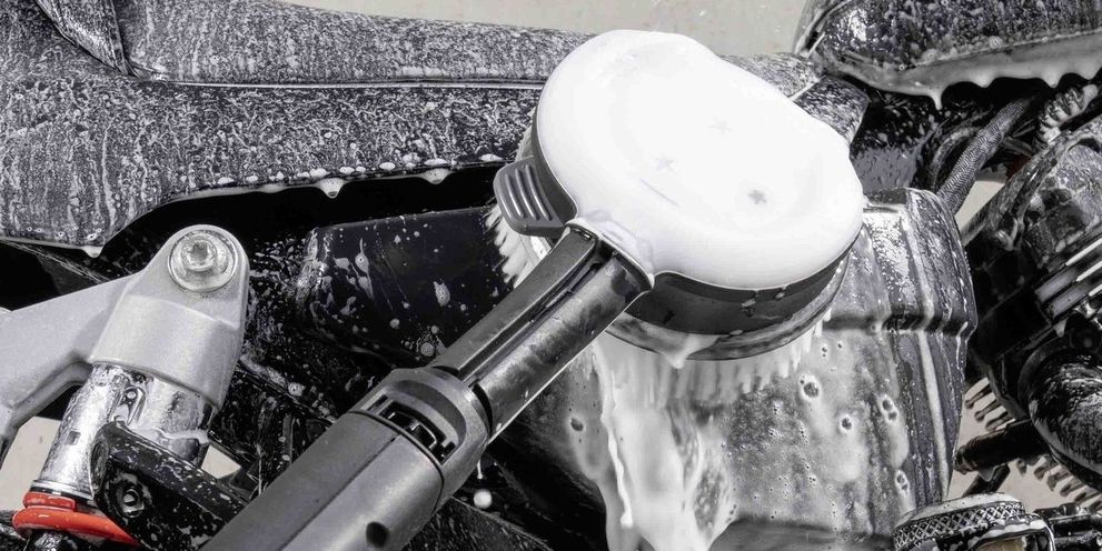 Wash the motorcycle with a rotating wash brush Wash the motorcycle with a Kärcher rotating wash brush