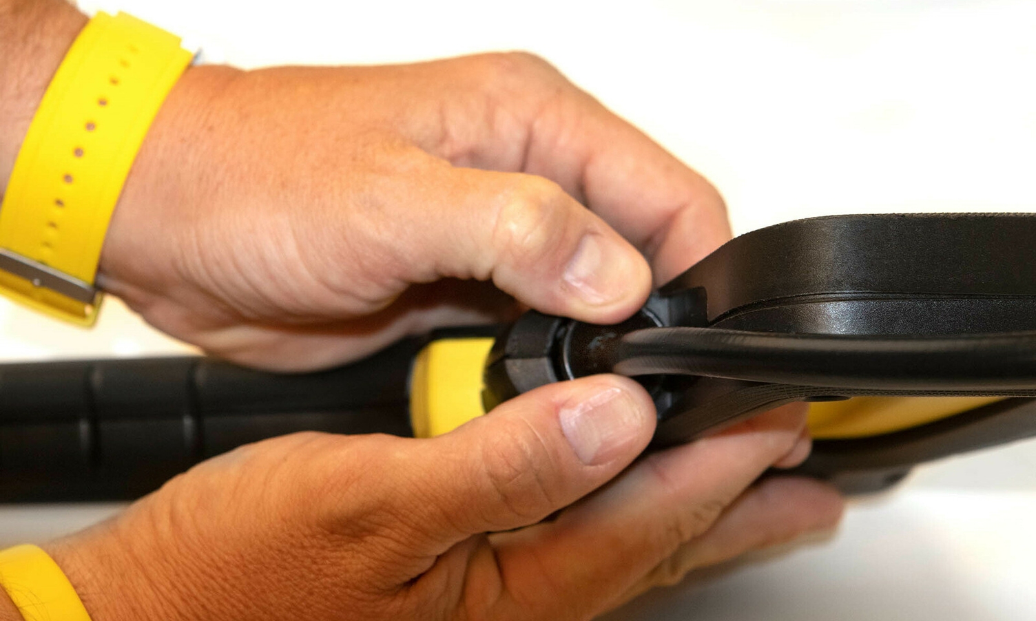 Insert high pressure hose into the Power Control spray gun Insert high pressure hose into the Power Control spray gun