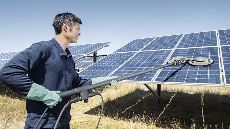 iSolar Features & Benefits A worker cleans photovoltaic roofs with iSolar 800.