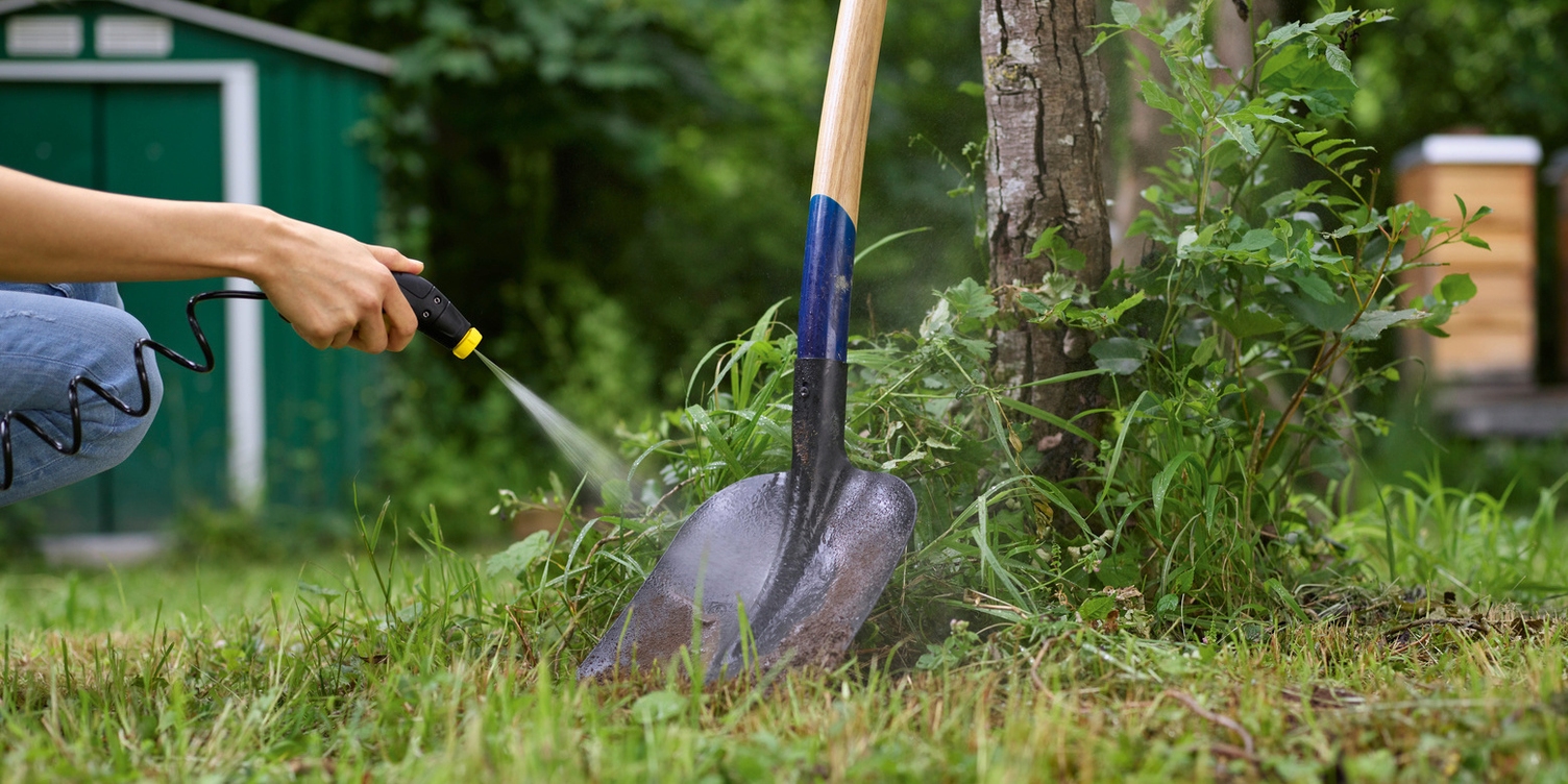 Blade cleaning with the OC 3 Mobile Outdoor Cleaner