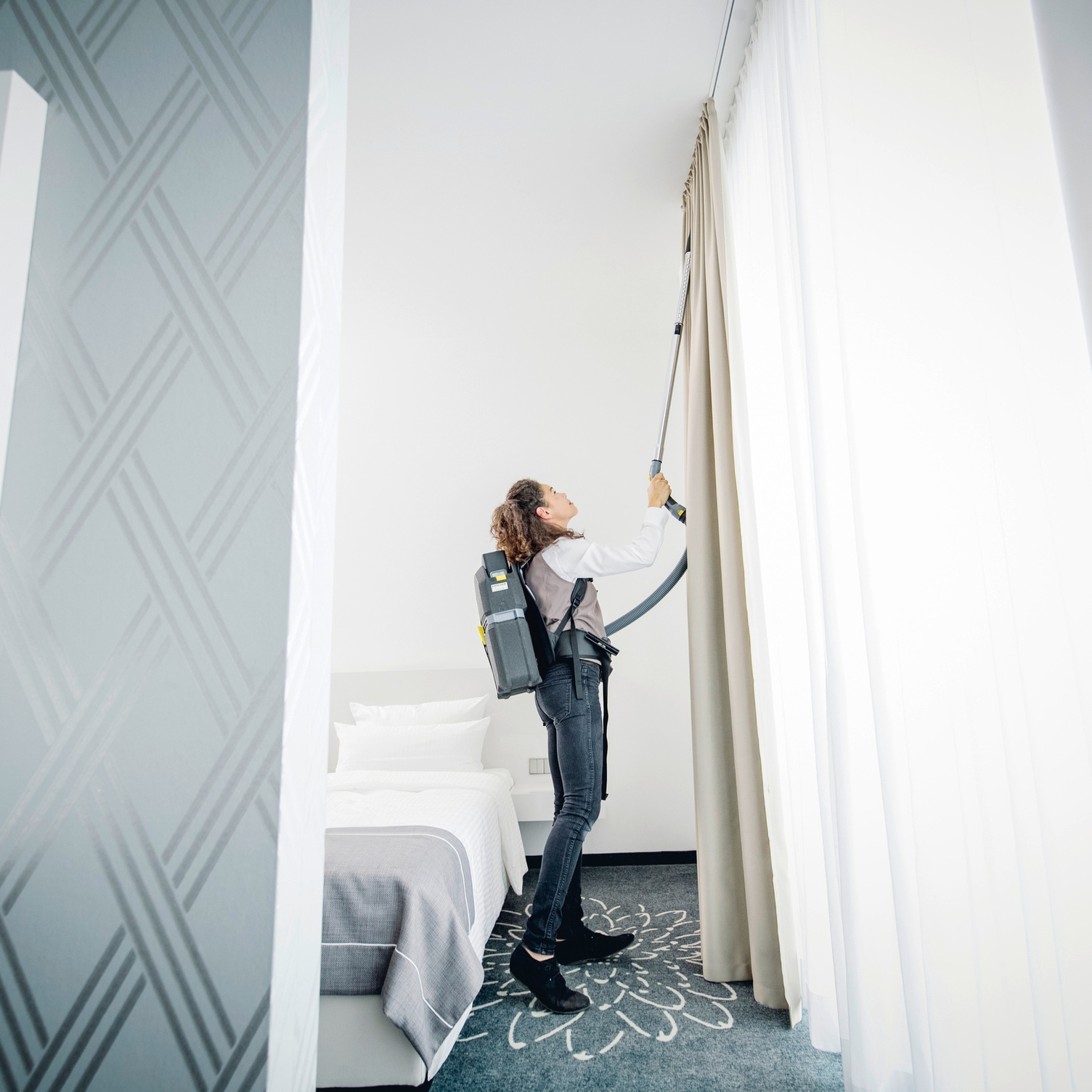 Clean curtains with the Kärcher cordless backpack vacuum cleaner BVL 5/1 Bp Pack Clean curtains with the Kärcher cordless backpack vacuum cleaner BVL 5/1 Bp Pack