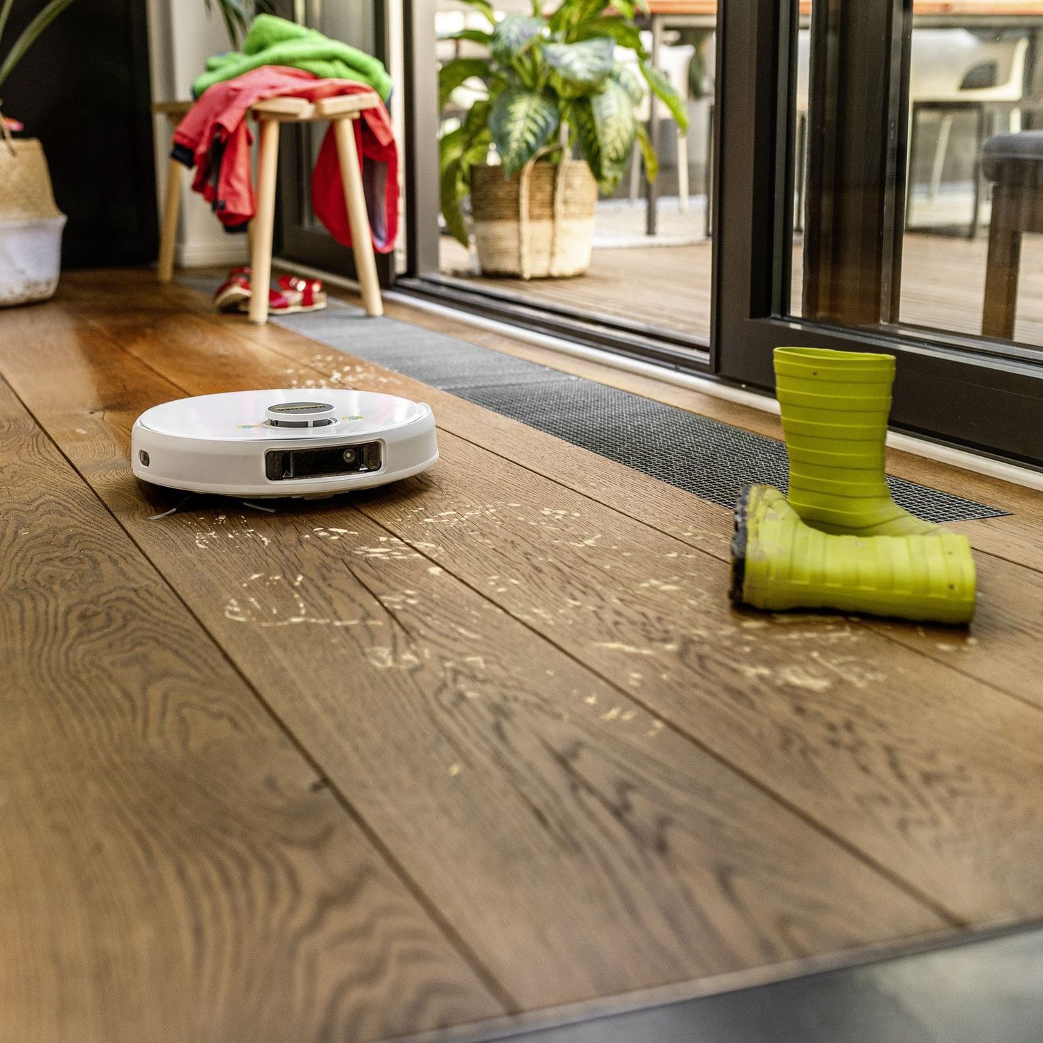 Variety of cleaning methods Robot mopping up footprints