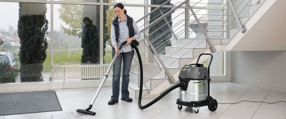 Cleaning reception areas with a wet and dry vacuum cleaner Cleaning reception areas with a wet and dry vacuum cleaner
