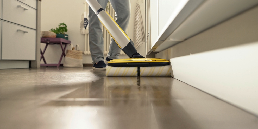 Edge cleaning with the floor cleaners