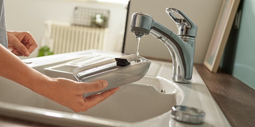 Filling the water tank of the Kärcher floor cleaner