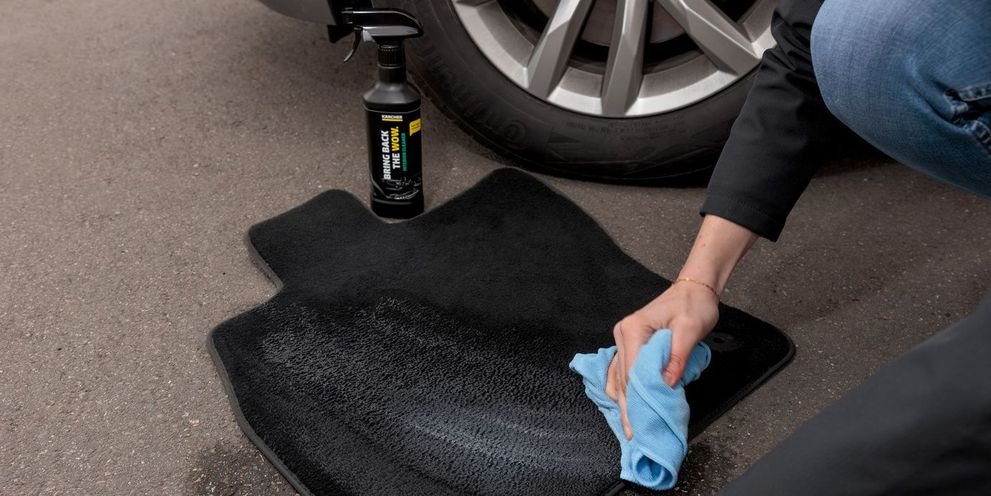 Clean floor mats with an interior cleaner Floor mats are cleaned with a Kärcher interior cleaner
