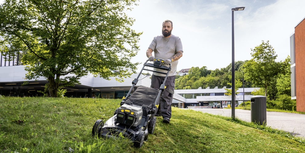 Maintenance of green spaces with the lawn mower