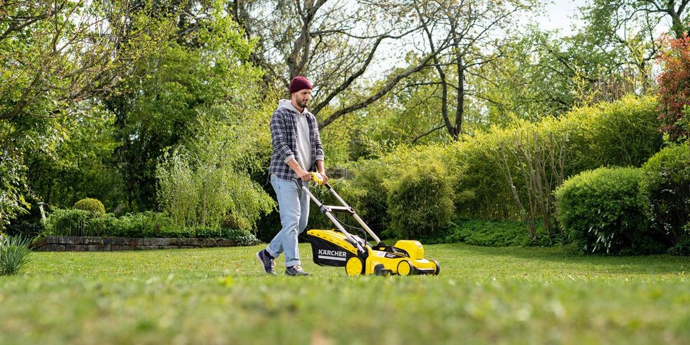 Mowing the lawn with Kärcher tips
