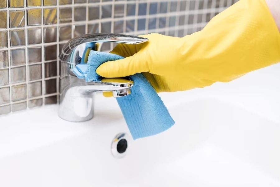 cách làm sạch đồ inox trong nhà tắm