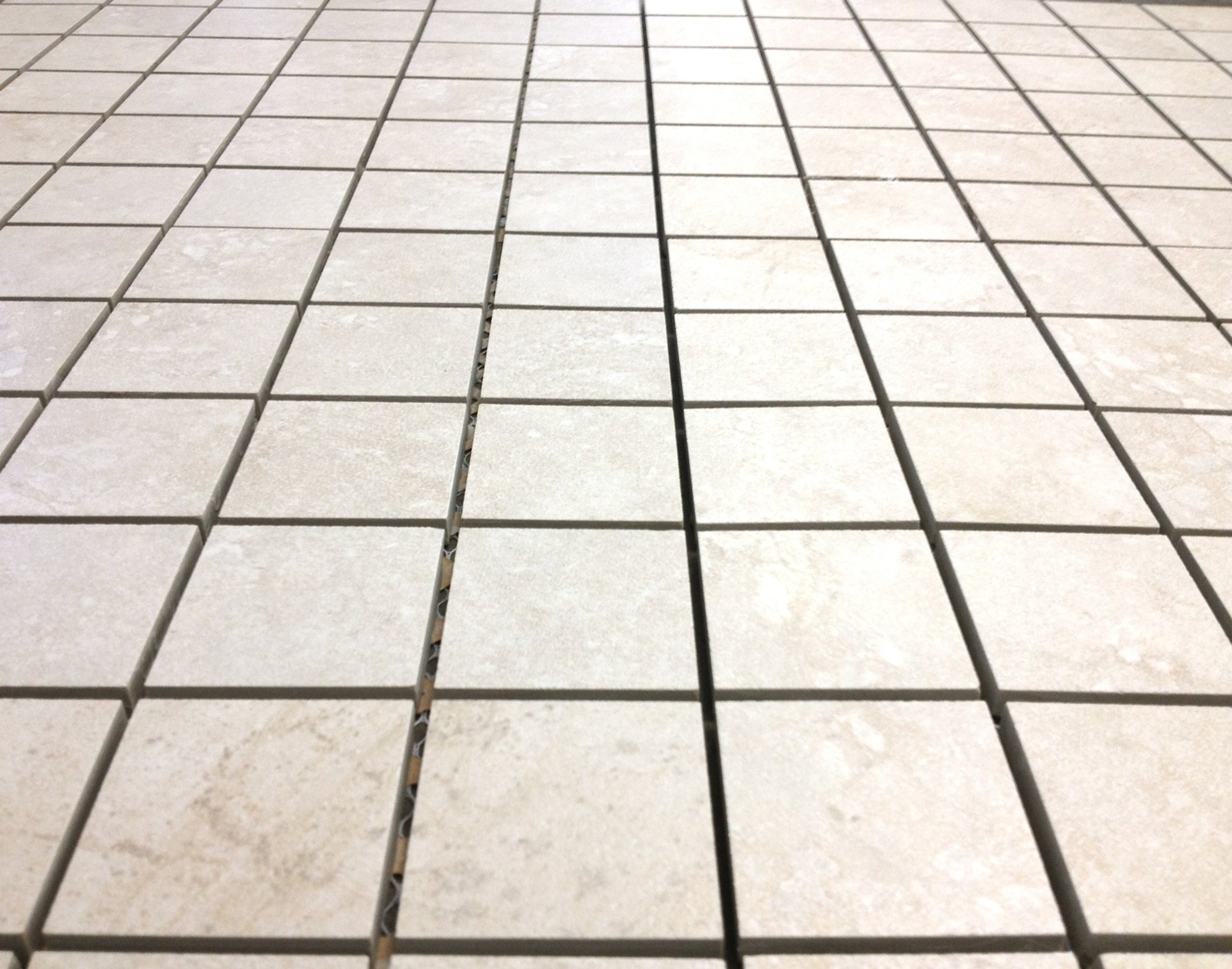 cách tẩy sàn nhà vệ sinh bị ố vàng
