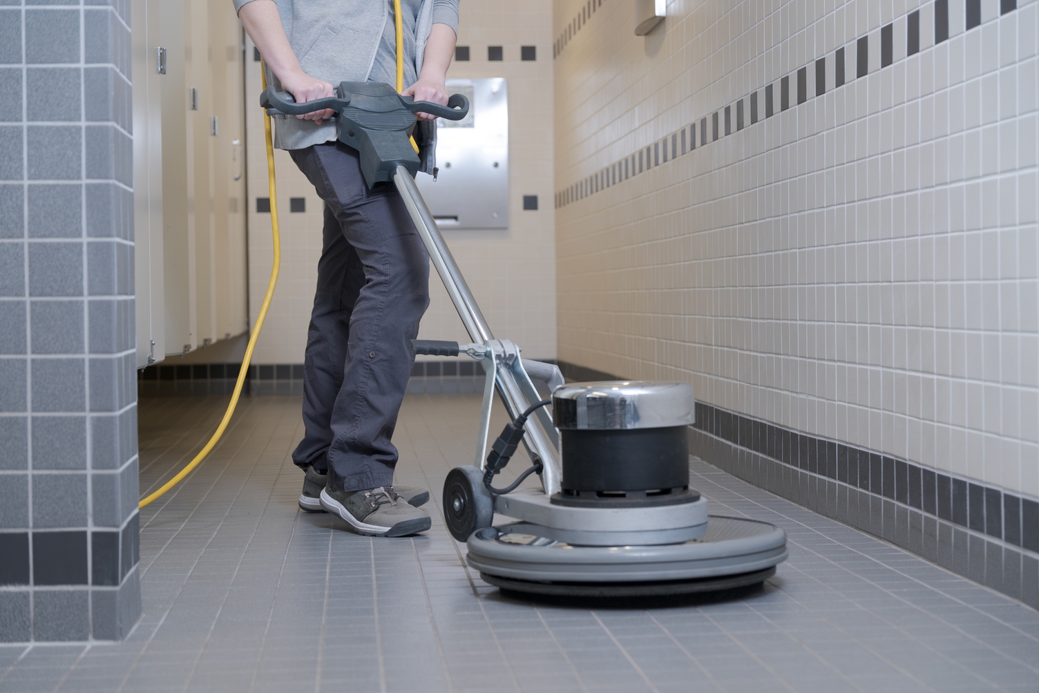 Cách tẩy xi măng trên nền gạch sau thi công