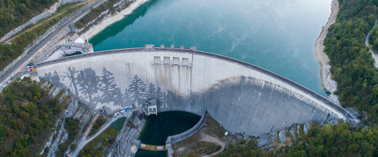  Nhìn từ trên không của một con đập khổng lồ do công ty năng lượng Pháp Électricité de France điều hành.