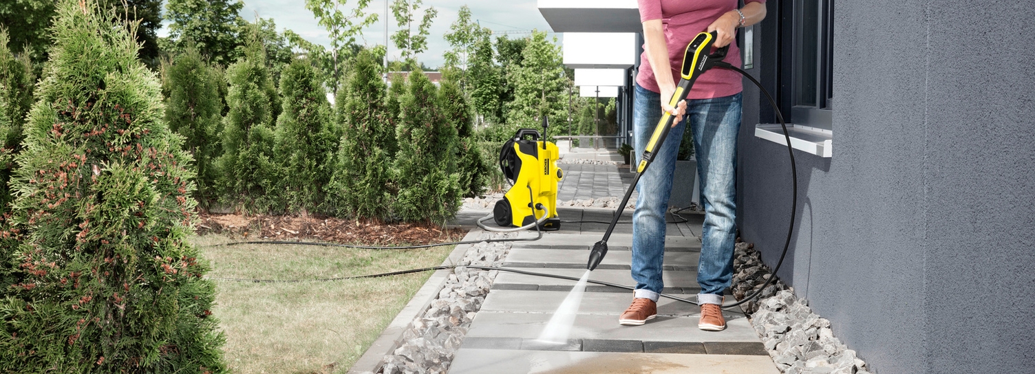 máy phun xịt karcher giúp vệ sinh rêu mốc ở sân vườn