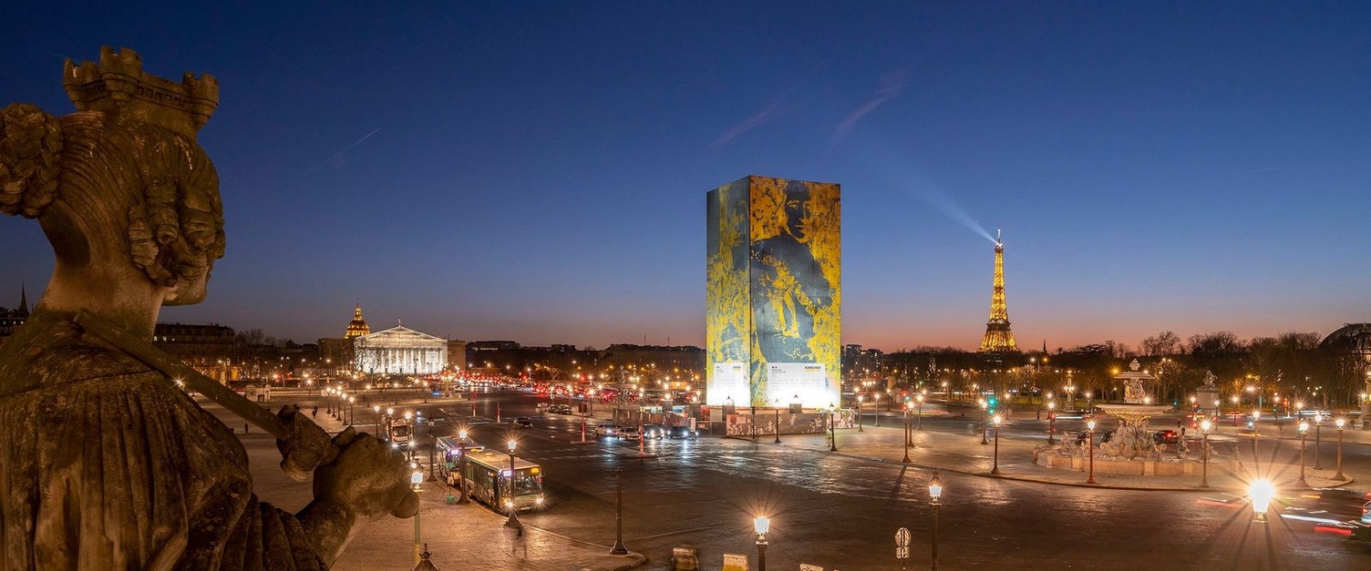  Đài tưởng niệm trên Place de la Concorde do Kärcher làm sạch
